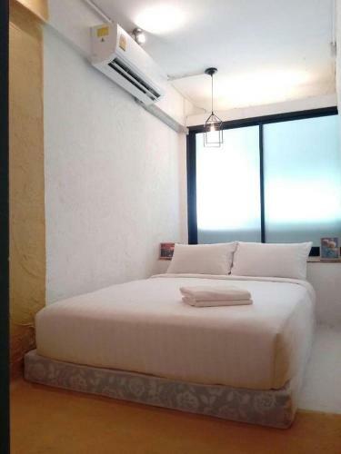 Glur Bangkok Hostel & Coffee Bar