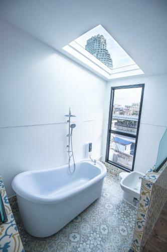 Glur Bangkok Hostel & Coffee Bar