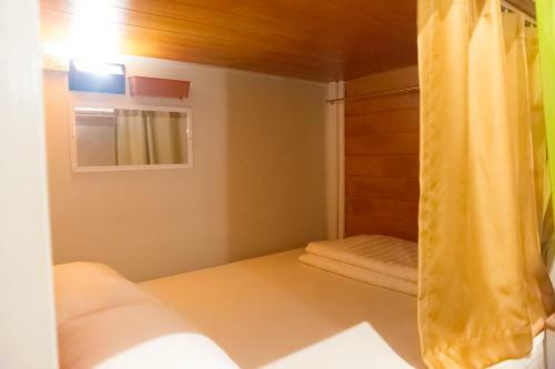 Glur Bangkok Hostel & Coffee Bar