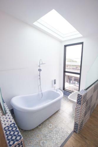 Glur Bangkok Hostel & Coffee Bar