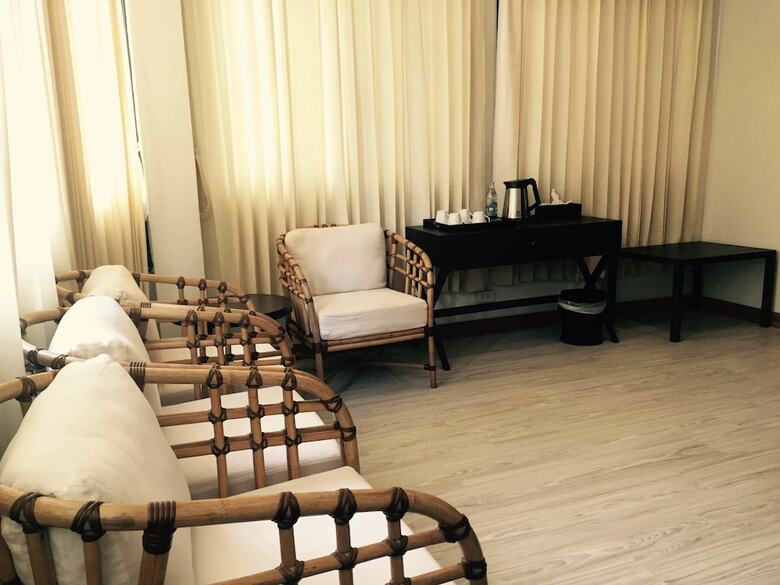 99 The Gallery Hotel