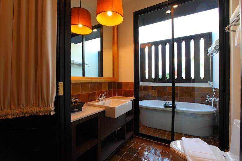 99 The Gallery Hotel