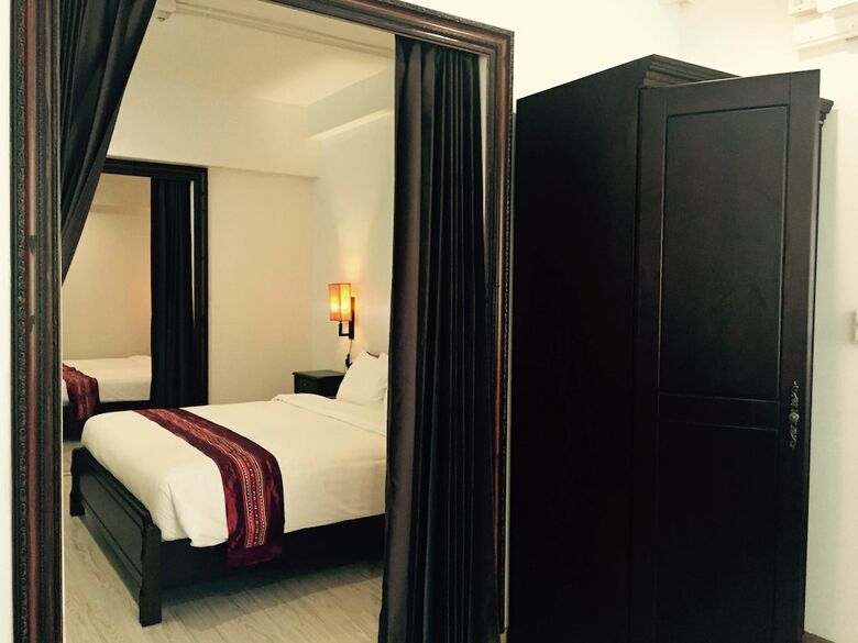 99 The Gallery Hotel