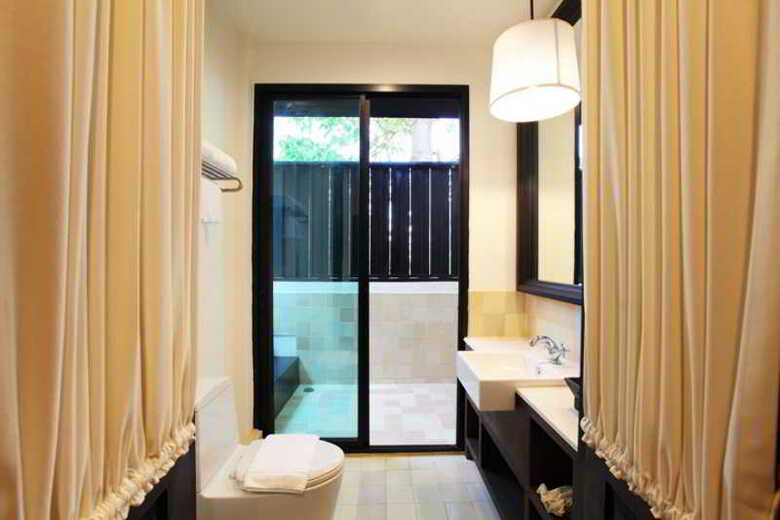 99 The Gallery Hotel