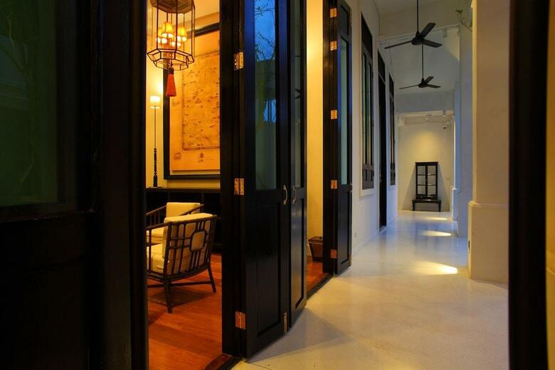 99 The Gallery Hotel