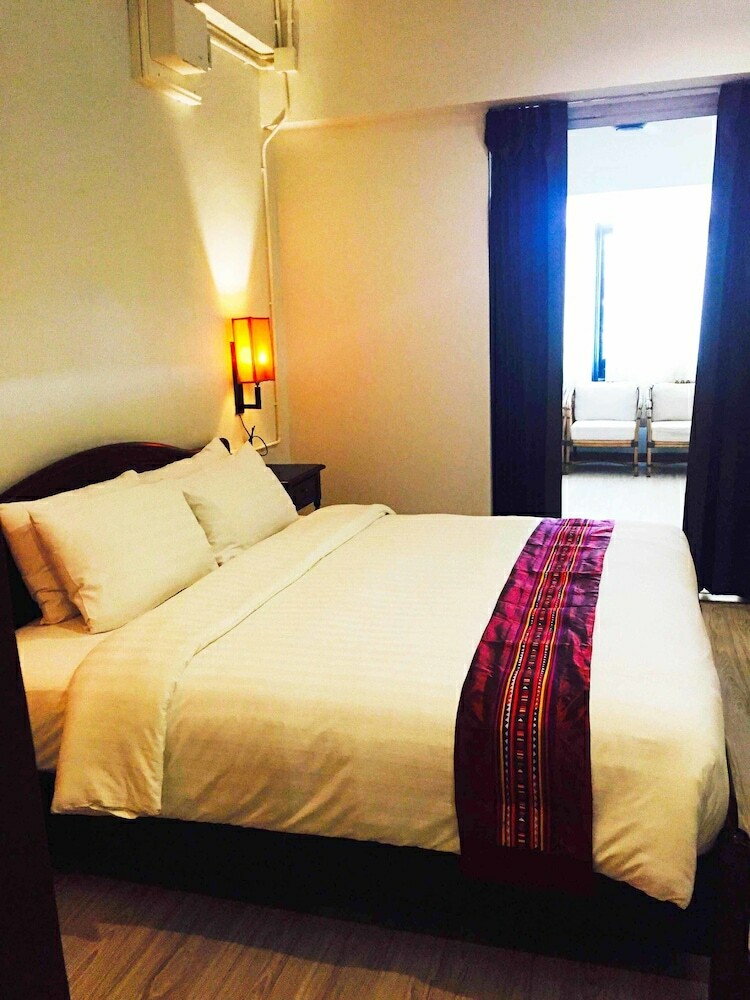 99 The Gallery Hotel