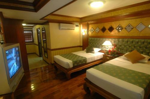 Highway Hotel