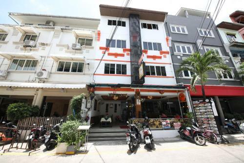 Hostal Patong Station House