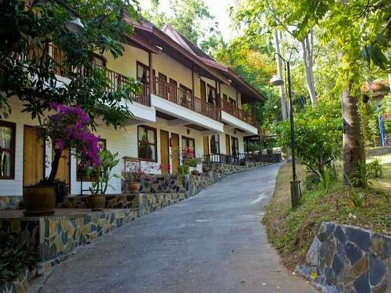 Hotel Reuan Thai Village