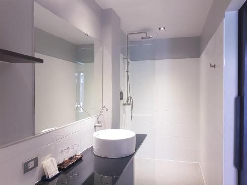 Dolphin Hotel Phuket