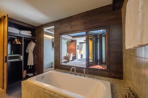 Dolphin Hotel Phuket