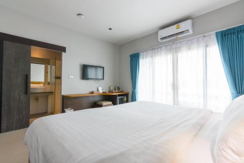 Dolphin Hotel Phuket