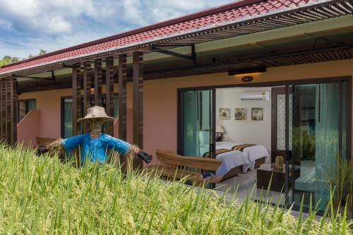 Dolphin Hotel Phuket