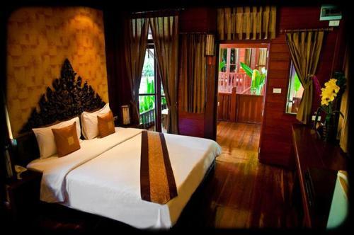 Hotel Ruenkanok Thaihouse Resort