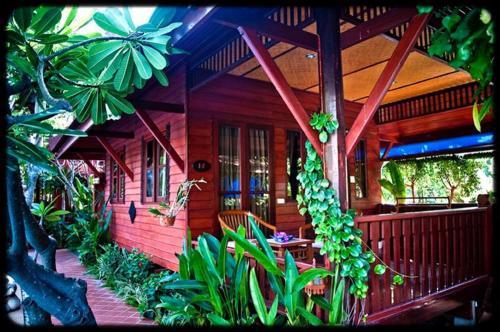 Hotel Ruenkanok Thaihouse Resort