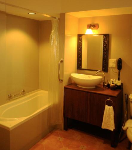 Hotel Ruenkanok Thaihouse Resort