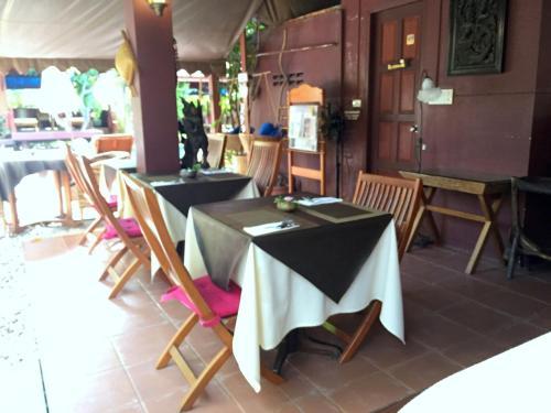 Hotel Ruenkanok Thaihouse Resort