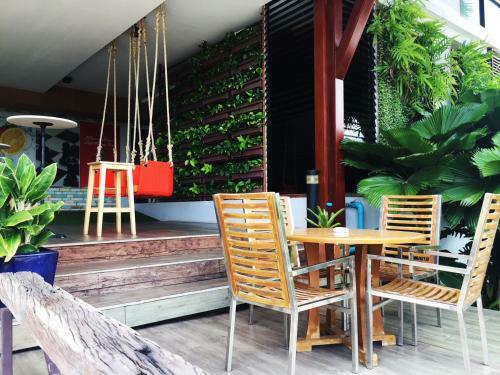 Crystal Jade Hotel And Service Apartment