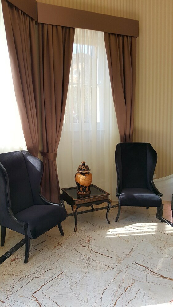 Lansbury Heritage Hotel