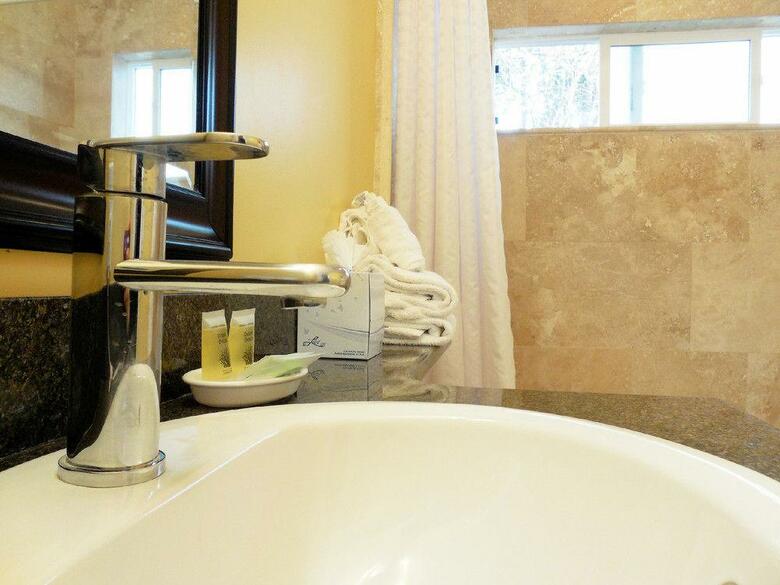 Hotel Sea Breeze Inn & Logde