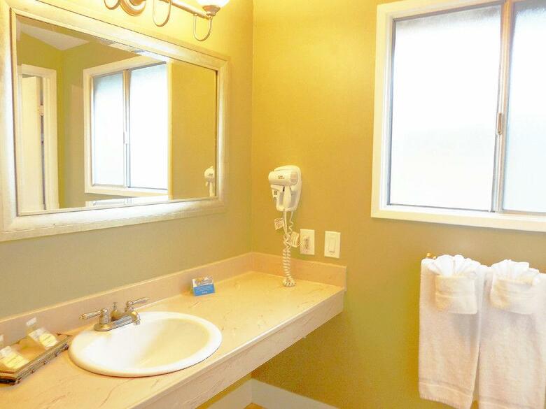Hotel Sea Breeze Inn & Logde