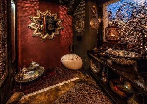 Bijou Hotel / Love And Romance