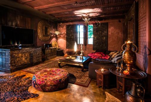 Bijou Hotel / Love And Romance