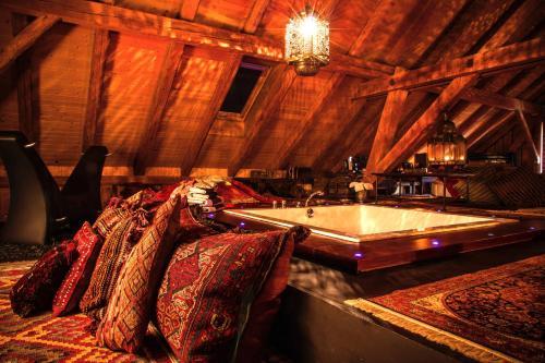 Bijou Hotel / Love And Romance