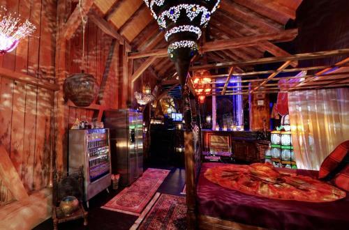 Bijou Hotel / Love And Romance