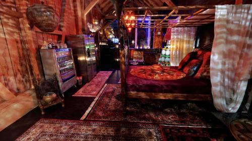 Bijou Hotel / Love And Romance