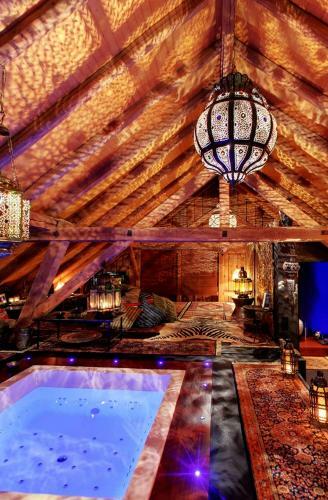 Bijou Hotel / Love And Romance