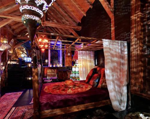 Bijou Hotel / Love And Romance