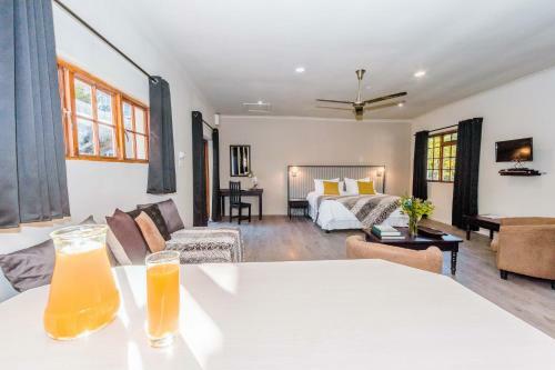 Hostal Le Petit Chateau Guest House