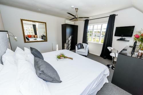 Hostal Le Petit Chateau Guest House