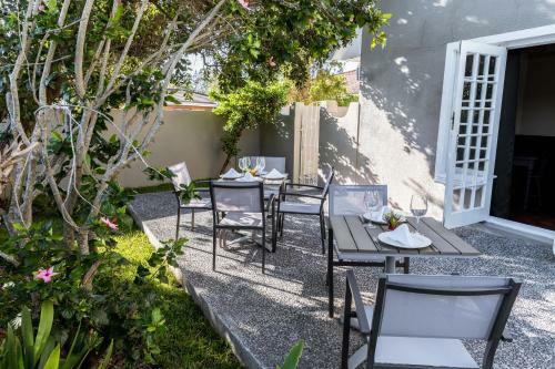 Hostal Le Petit Chateau Guest House