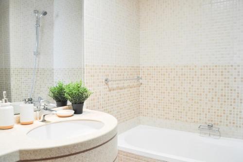 Apartamento Upgraded 2 Bd W Sea Views - Accommodates 6!
