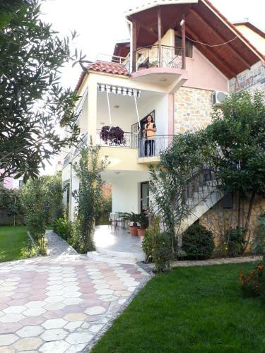 Nice Apartment For 5 With Garden And 2 Rooms