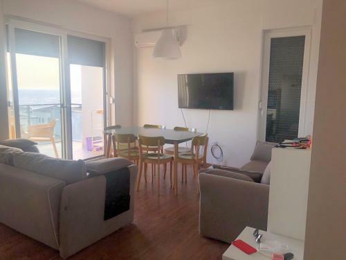 White Rocks - Spacious And Cute Apartment By The Sea