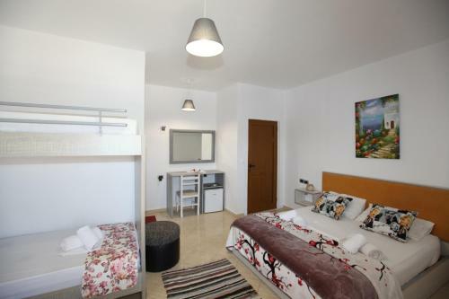 Hostal Room In Bb - Hotel Horizont - Liqeni Studio 05