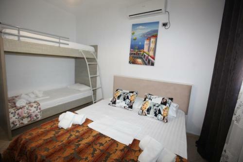 Hostal Room In Bb - Hotel Horizont - Shkalla Room 01