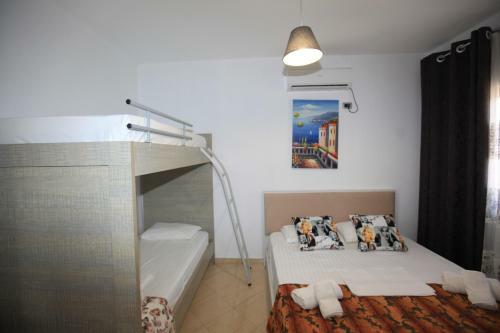 Hostal Room In Bb - Hotel Horizont - Shkalla Room 01