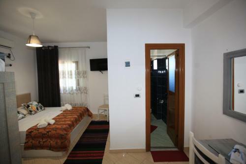 Hostal Room In Bb - Hotel Horizont - Shkalla Room 01