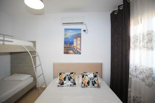 Hostal Room In Bb - Hotel Horizont - Shkalla Room 01