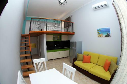 Crown Deluxe Apartments