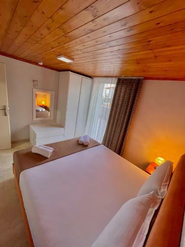 Crown Deluxe Apartments