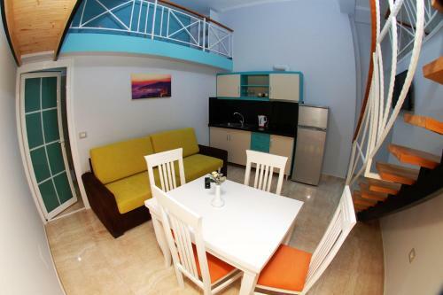 Crown Deluxe Apartments