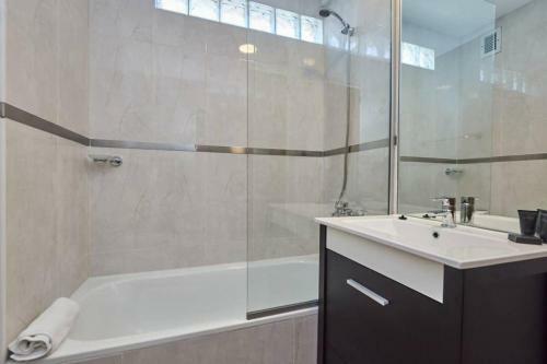 Apartment In Monserrat