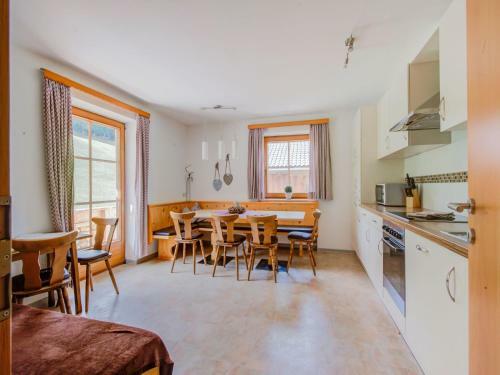Attractive Apartment In Hainzenberg With Ski Storage