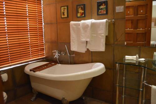 Hostal Le Chateau Guest House And Conference Centre