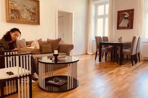 Spacious 1 Br City Apartment Belvedere